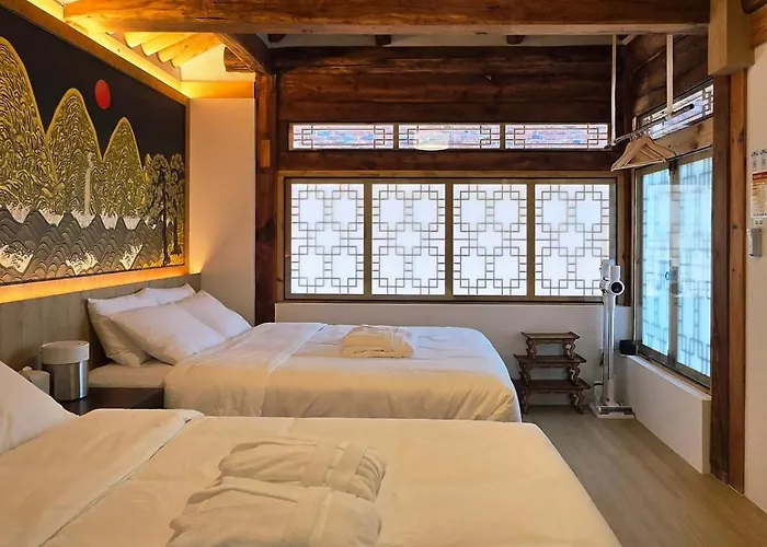 Jihuheon Is A Traditional Korean Hanok With A Jacuzzi And A Large Yard *