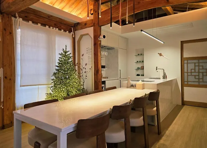 Jihuheon Is A Traditional Korean Hanok With A Jacuzzi And A Large Yard * Séoul