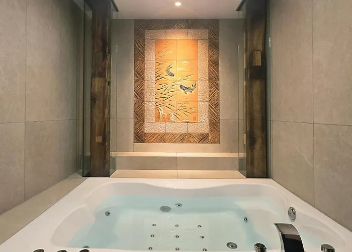 Jihuheon Is A Traditional Korean Hanok With A Jacuzzi And A Large Yard *