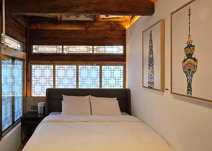 Jihuheon Is A Traditional Korean Hanok With A Jacuzzi And A Large Yard Villa *