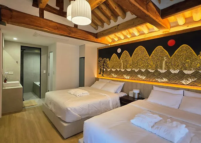 Villa Jihuheon Is A Traditional Korean Hanok With A Jacuzzi And A Large Yard Séoul