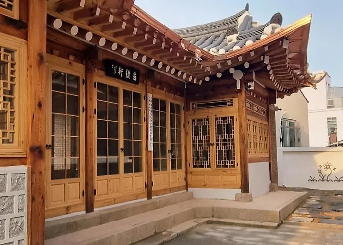 Jihuheon Is A Traditional Korean Hanok With A Jacuzzi And A Large Yard * Séoul