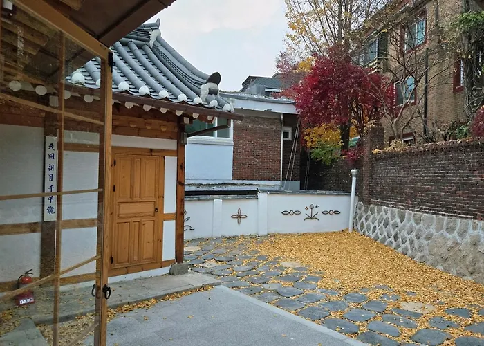 Jihuheon Is A Traditional Korean Hanok With A Jacuzzi And A Large Yard Villa Séoul