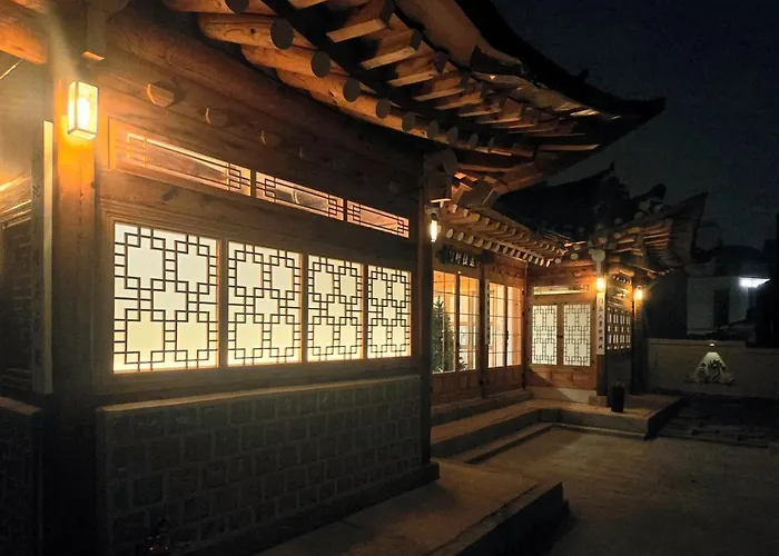 Villa Jihuheon Is A Traditional Korean Hanok With A Jacuzzi And A Large Yard *