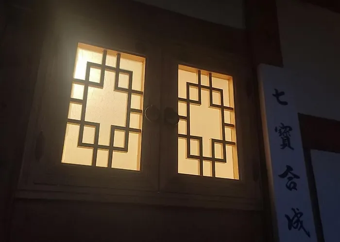 Jihuheon Is A Traditional Korean Hanok With A Jacuzzi And A Large Yard Séoul