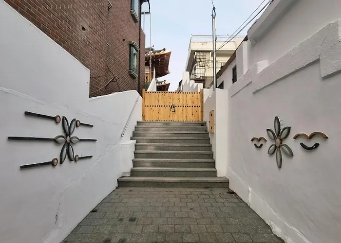 Villa Jihuheon Is A Traditional Korean Hanok With A Jacuzzi And A Large Yard Séoul