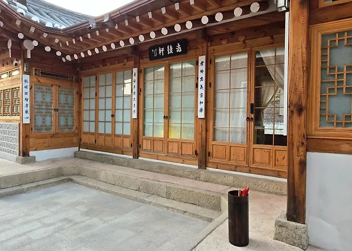 Jihuheon Is A Traditional Korean Hanok With A Jacuzzi And A Large Yard *