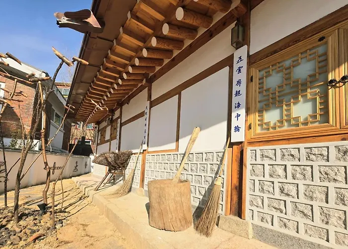 Jihuheon Is A Traditional Korean Hanok With A Jacuzzi And A Large Yard Villa *