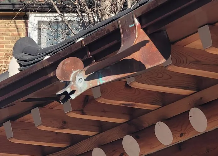 Jihuheon Is A Traditional Korean Hanok With A Jacuzzi And A Large Yard