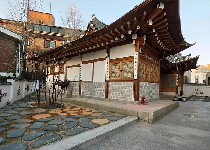 Jihuheon Is A Traditional Korean Hanok With A Jacuzzi And A Large Yard Séoul