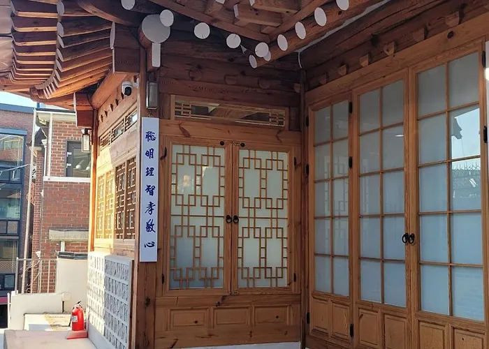 Villa Jihuheon Is A Traditional Korean Hanok With A Jacuzzi And A Large Yard Séoul