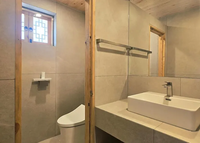 Jihuheon Is A Traditional Korean Hanok With A Jacuzzi And A Large Yard Villa