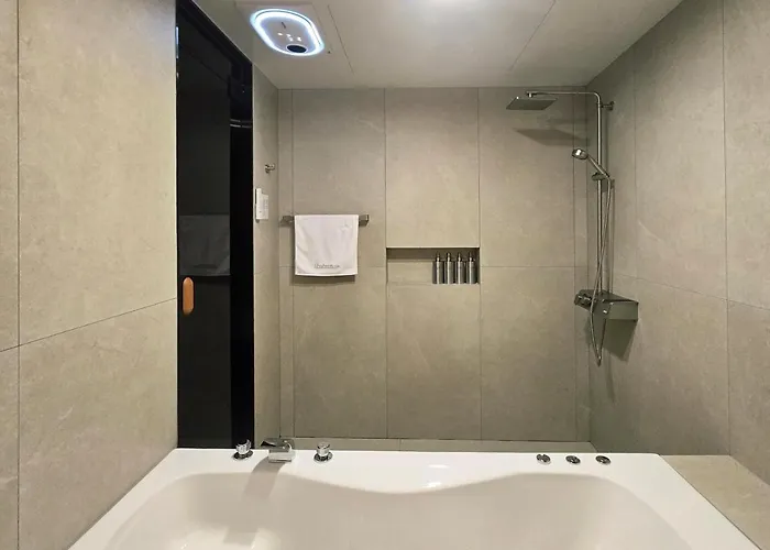 Villa Jihuheon Is A Traditional Korean Hanok With A Jacuzzi And A Large Yard *