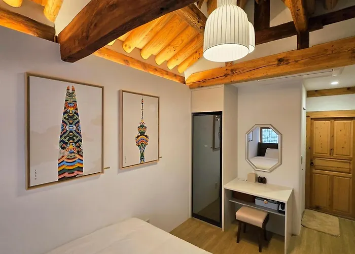 Jihuheon Is A Traditional Korean Hanok With A Jacuzzi And A Large Yard Séoul