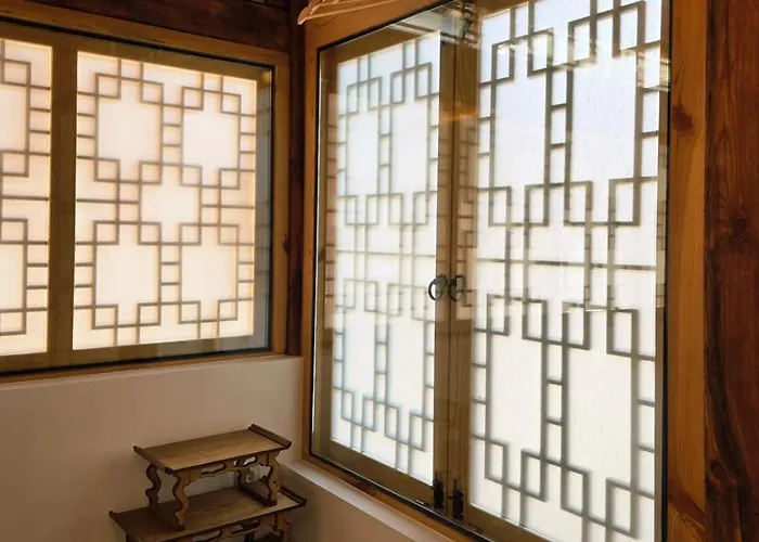 Jihuheon Is A Traditional Korean Hanok With A Jacuzzi And A Large Yard Villa *
