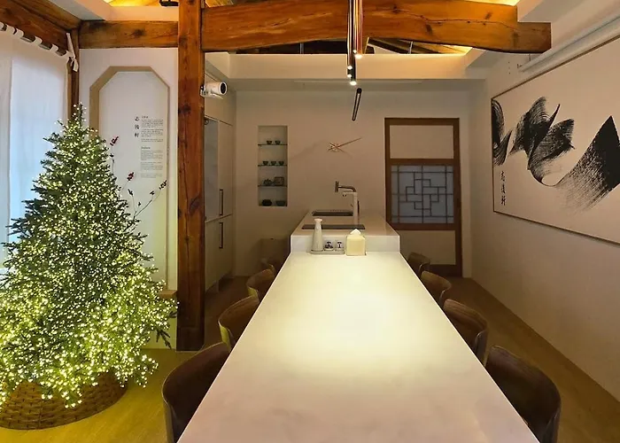 Jihuheon Is A Traditional Korean Hanok With A Jacuzzi And A Large Yard * Séoul