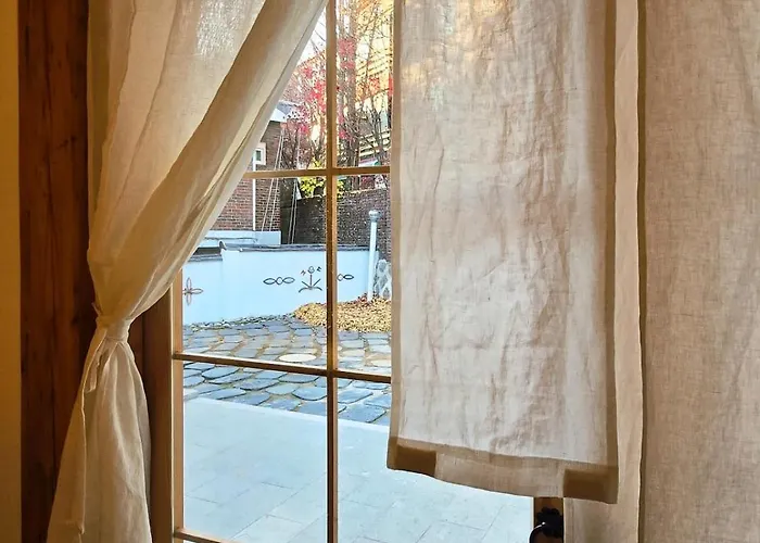 Jihuheon Is A Traditional Korean Hanok With A Jacuzzi And A Large Yard Villa *