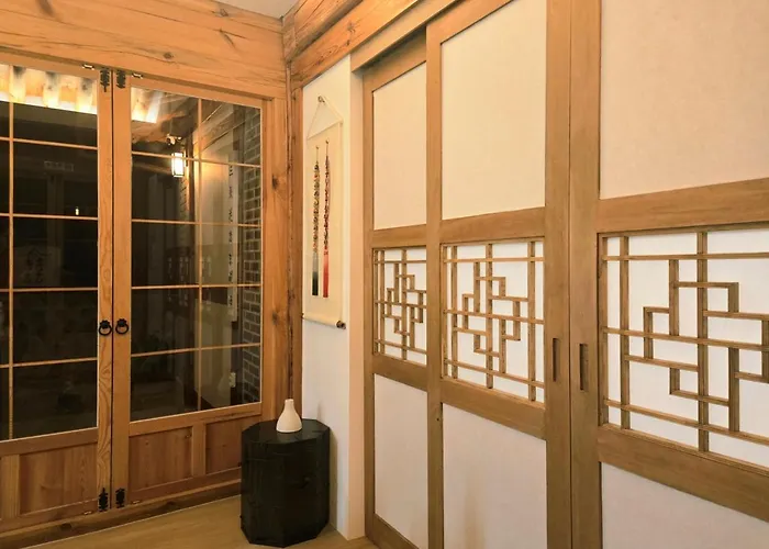Jihuheon Is A Traditional Korean Hanok With A Jacuzzi And A Large Yard Villa