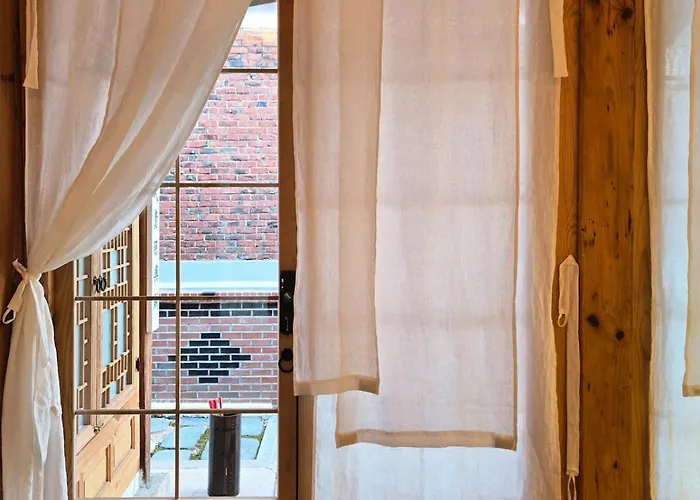 Jihuheon Is A Traditional Korean Hanok With A Jacuzzi And A Large Yard Villa