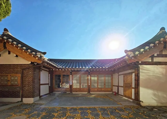 Jihuheon Is A Traditional Korean Hanok With A Jacuzzi And A Large Yard *