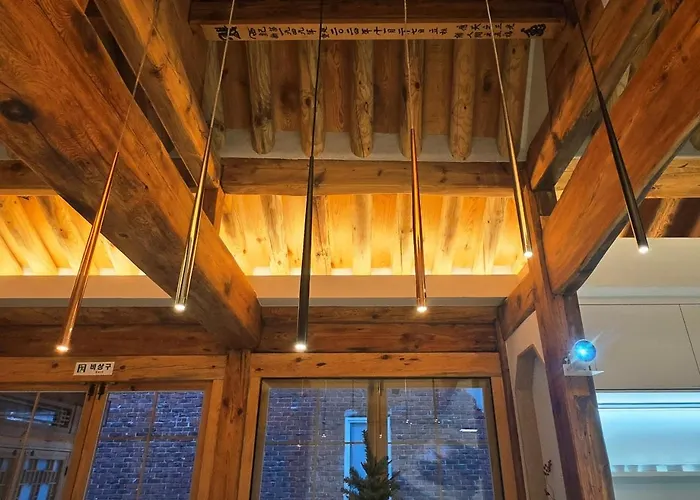 Jihuheon Is A Traditional Korean Hanok With A Jacuzzi And A Large Yard